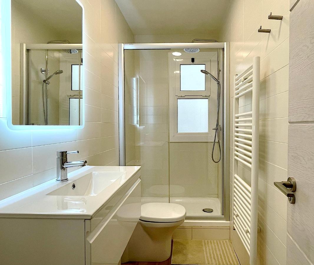 Abbott Apartment - 1 Min From The Beach - 100M2 - Sleeps 8 Сіджас Екстер'єр фото
